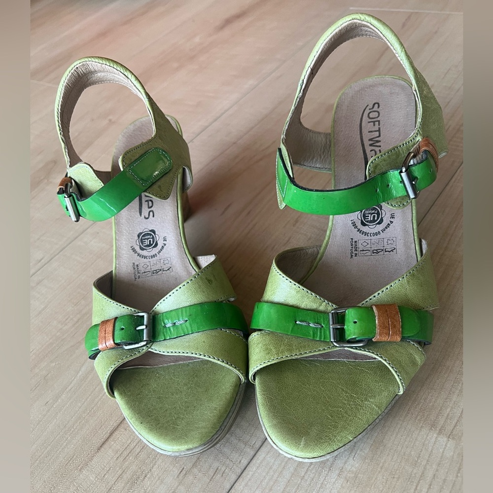 SOFTWAVES two-tone green leather sandals